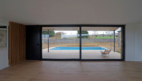 Vivienda en O Val, Narón. Estar-comedor. Corredera elevable