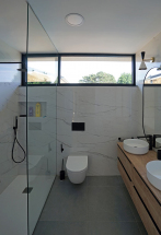 Vivienda en O Val, Narón. Estar-comedor. Baño dormitorio principal