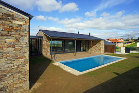 Vivienda en O Val, Narón.Porche y piscina