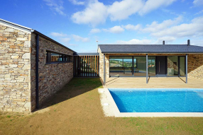 Vivienda en O Val, Narón. Porche y piscina