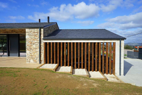 Vivienda en O Val, Narón. Garaje con traviesas