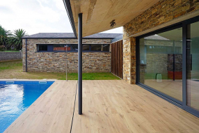 Vivienda en O Val, Narón. Porche y piscina