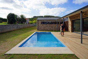 Vivienda en O Val, Narón. Porche y piscina