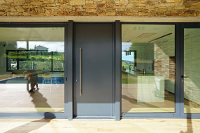 Vivienda en O Val, Narón. Puerta principal