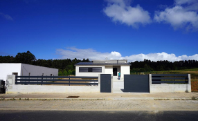 Vivienda en Xarío, Miño. Vista exterior Cierre abierto