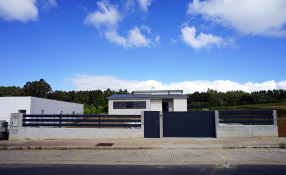 Vivienda en Xarío, Miño. Vista exterior Cierre cerrado