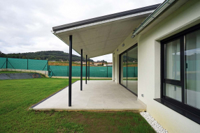 Vivienda en Xarío, Miño. Vista exterior porche