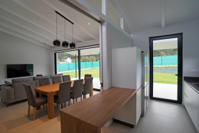 Vivienda en Xarío, Miño. Estar-comedor desde cocina