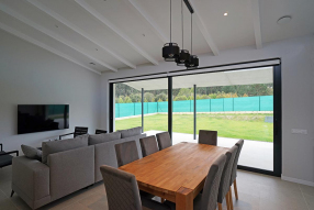 Vivienda en Xarío, Miño. Estar-comedor