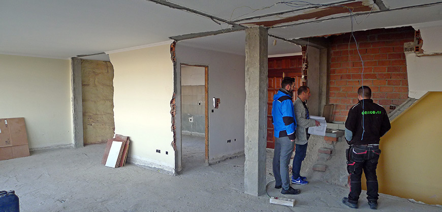 Demoliciones para la reforma de la vivienda en calle parís, A Coruña